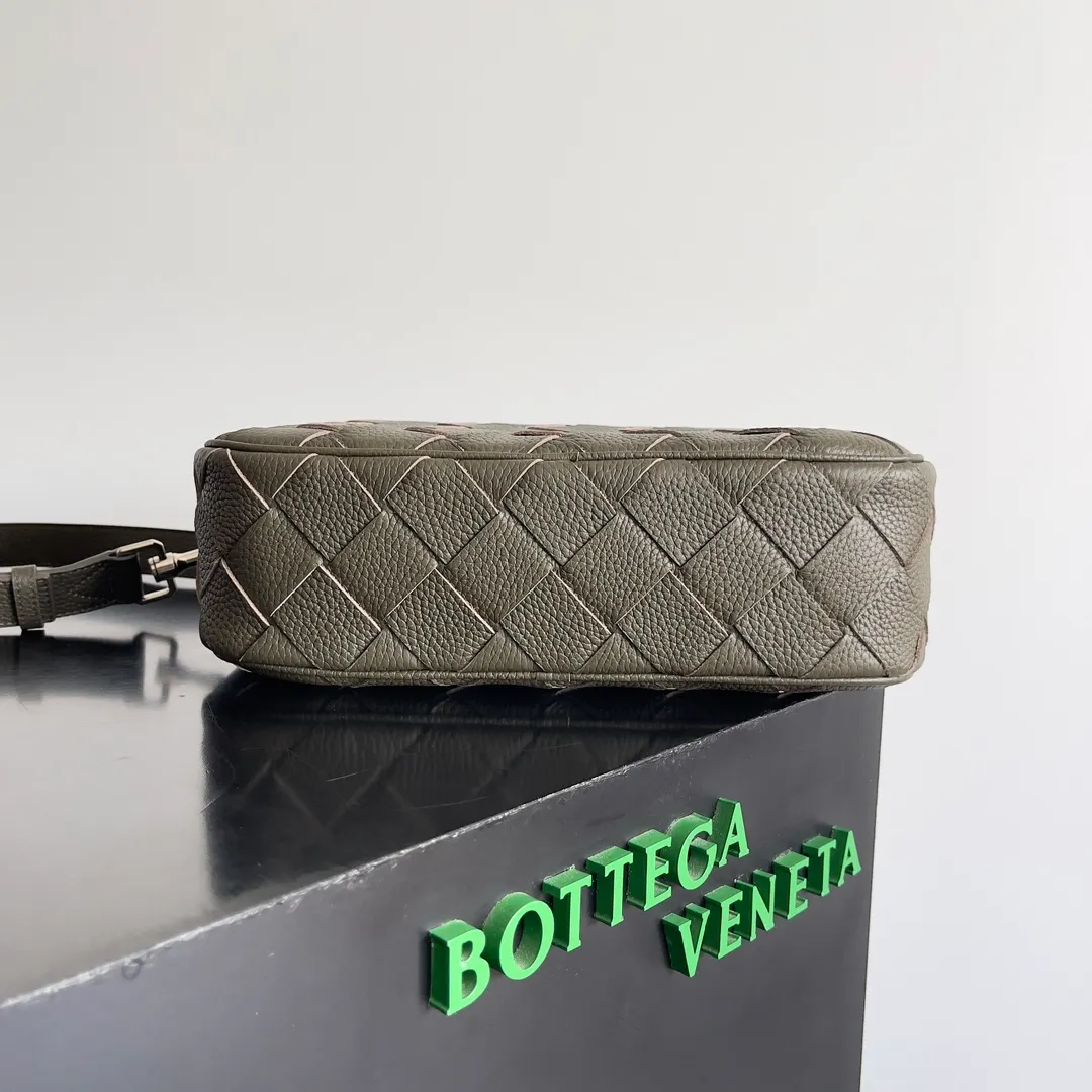 Those who have touched Batch 1820 cowhide with lychee pattern must understand that it is soft and high-grade. BOTTEGA VENETA's 2024 new men's INTRECCIATO woven camera bag uses lychee pattern and classic weaving to enhance the texture of the entire bag. It is durable and the matte material is very suitable for autumn and winter wear. In terms of capacity, this bag is not inferior to other bags. It has compartments inside, making it easy to store important things. Style number: 755925 Size: 29*19.5*7.5cm